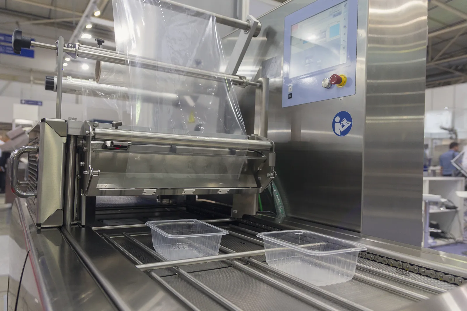 Traysealer sealt topsealfolie op transparante schalen — tray sealing bij AB Flexibles