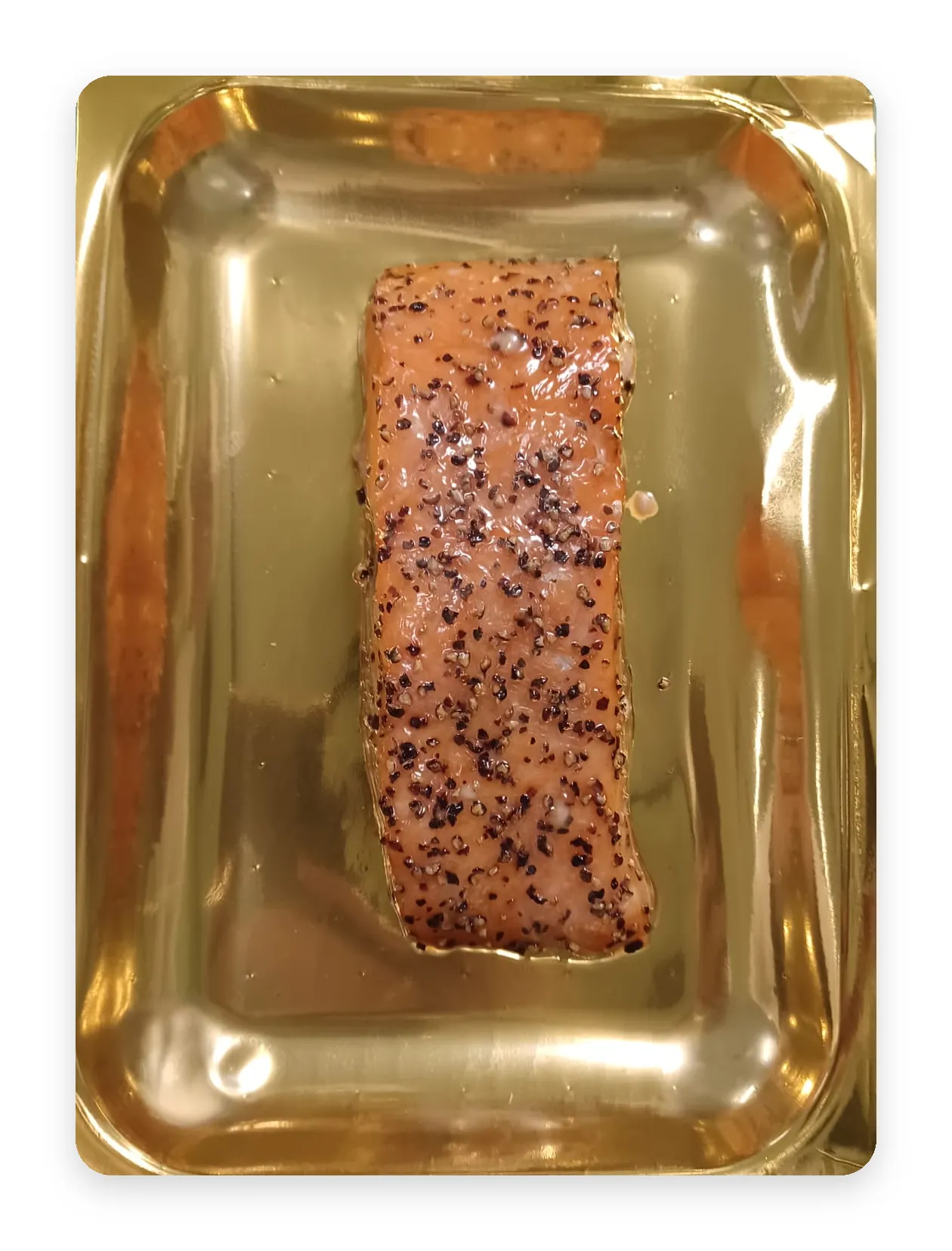 Skin-verpakking: zalmfilet met peper als tweede huid op een gouden schaal — AB Flexibles